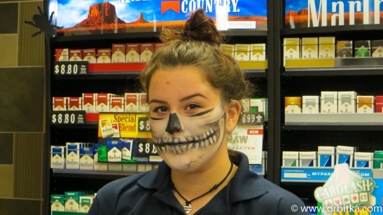 Obsługa stacji benzynowej też świętuje Halloween - Connecticut - USA - 2015-10-31